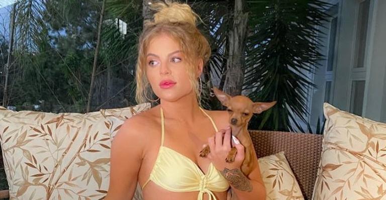 Luísa Sonza alfineta os haters com foto engraçada de sua cachorrinha: ”Tô de olho”
