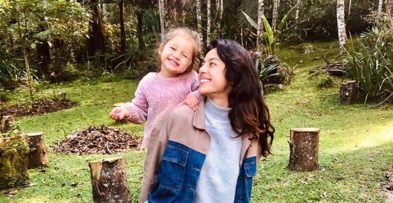 Yanna Lavigne surge sorridente ao esbanjar espontaneidade e leveza em novo clique