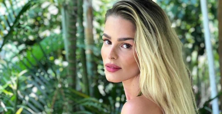 Yasmin Brunet aproveita o dia de sol para renovar o bronzeado e deixa a web babando