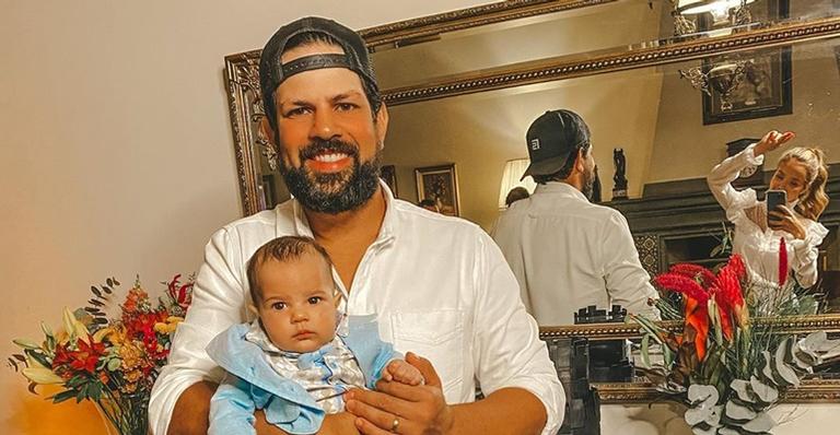 Após completar 40 anos, Sorocaba posa com o filho e se declara: ”Melhor presente”