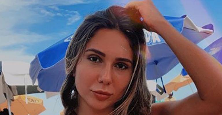 Carol Portaluppi exibe barriga chapada em clique na praia