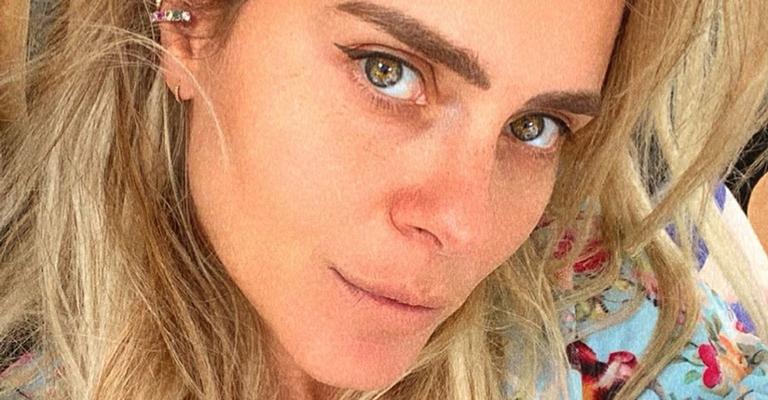 Rodeada de flores, Carolina Dieckmann agradece ao universo no dia do aniversário