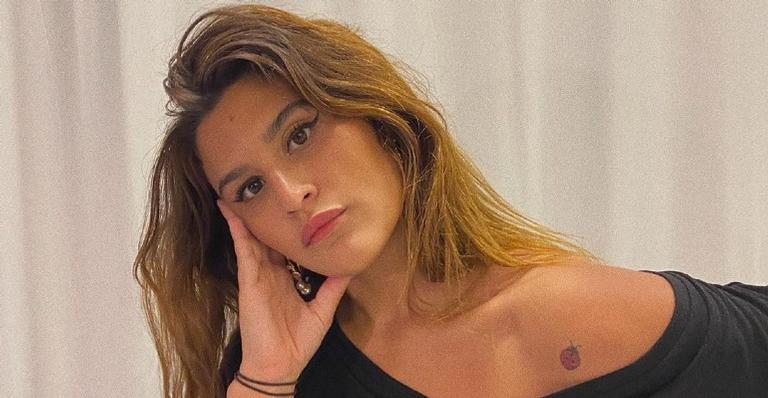 Giulia Costa surge dirigindo em vídeo e lamenta: ”Queria estar na estrada”