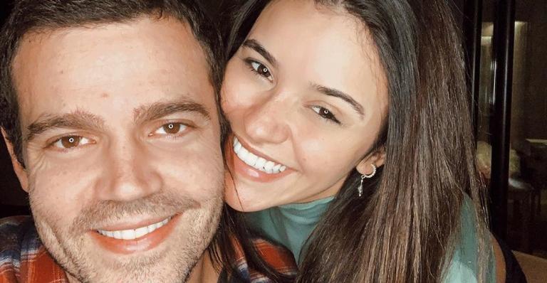 Grávida de sua primeira filha, Talita Younan celebra o aniversário do namorado: ”Meu parceiro”
