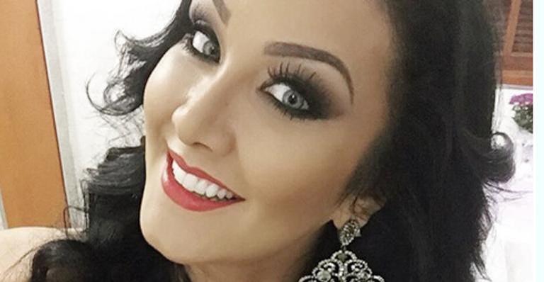 Helen Ganzarolli posa de maiô e chama a atenção no Instagram