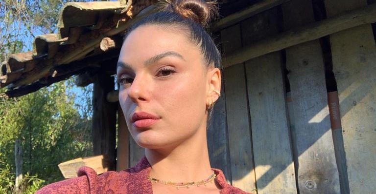 Isis Valverde surge belíssima em foto preto e branco e deixa a web de queixo caído