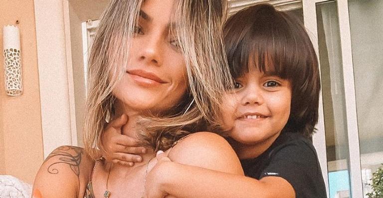 Kelly Key publica clique hilário com o filho caçula no ombro e diverte os internautas