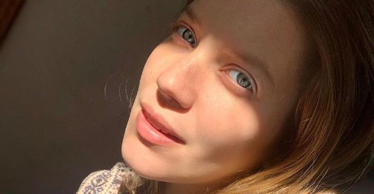 Nathalia Dill publica cena de ‘Joia Rara’ para homenagear o aniversário da novela