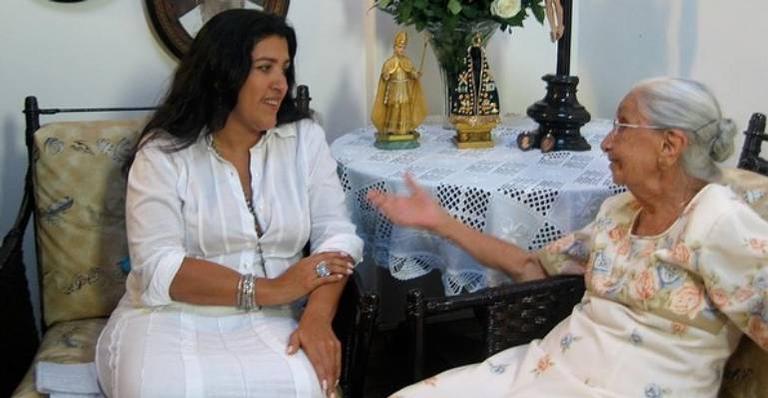 Regina Casé presta homenagem para dona Canô, mãe do cantor Caetano Veloso