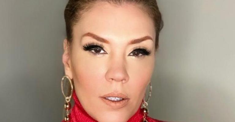Simony dispensa sutiã e ostenta seios turbinados em decotão poderoso: ”Nem parece que tem 44 anos”