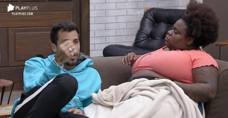 A Fazenda: Em papo com peões, Lipe Ribeiro critica Raissa Barbosa: ”Veio com o script pronto”