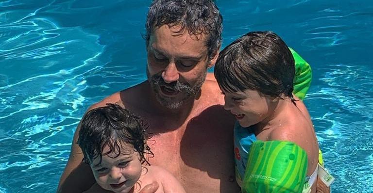 Alexandre Nero faz brincadeira com foto do filho: ”Você deixaria a porta do seu quarto aberta?”