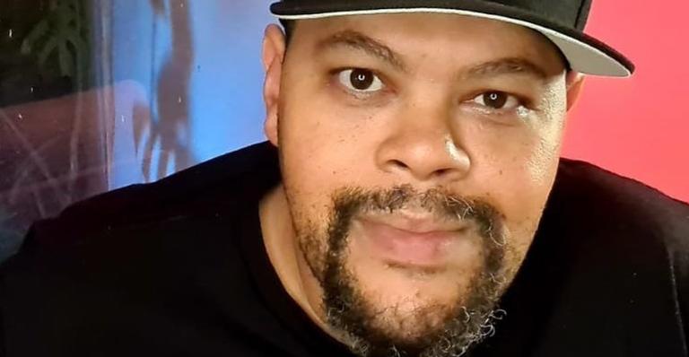 Babu Santana derrete a web ao relembrar clique antigo com os três filhos