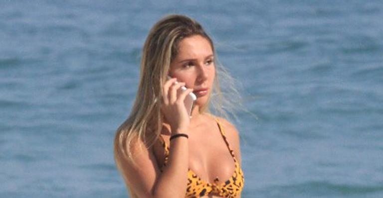 Carol Portaluppi, filha de Renato Gaúcho, exibe corpo sarado em dia de praia