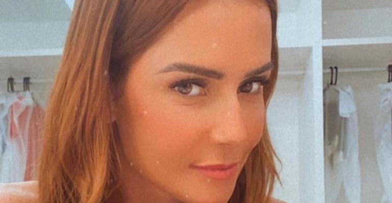 Deborah Secco renova o bronzeado de biquíni e arranca suspiros com abdômen trincadíssimo