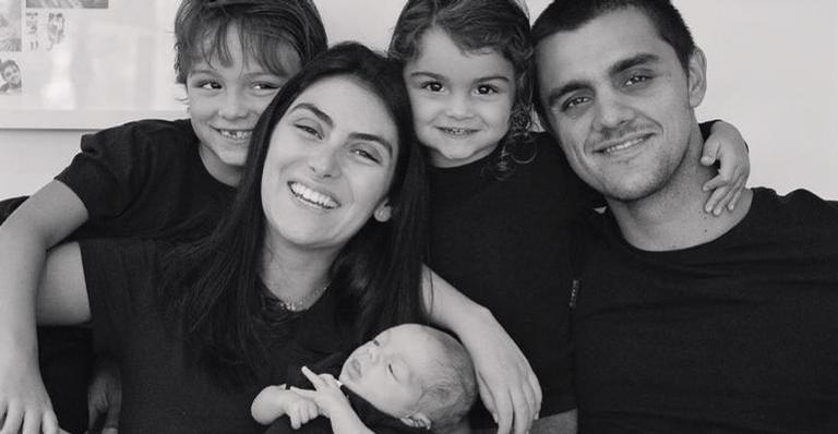 Felipe Simas compartilha lindo clique dos filhos e encanta a web: ”Trio mais lindo”