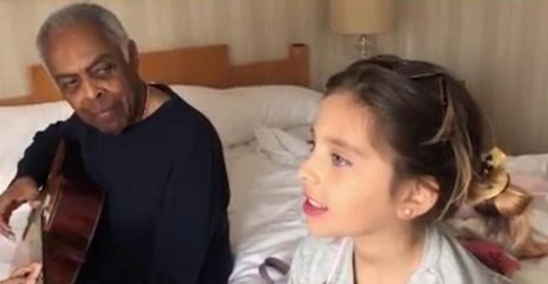 Homenageando o aniversário da neta, Gilberto Gil publica vídeo cantando com Flor Gil
