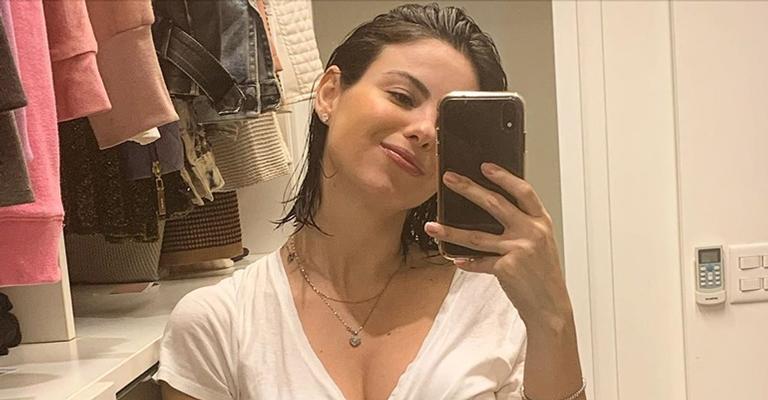 Grávida, Sthefany Brito se derrete por momento fofo do cachorro de estimação com sua barriga