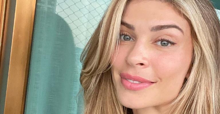 Grazi Massafera surge em posição inusitada de yoga e é tietada por Caio Castro