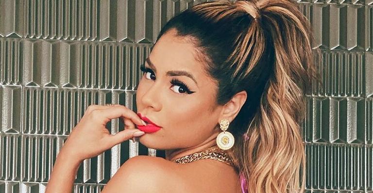 Lexa posa belíssima de biquíni e rouba a cena com pernões e barriga definida: ”Corpão!”