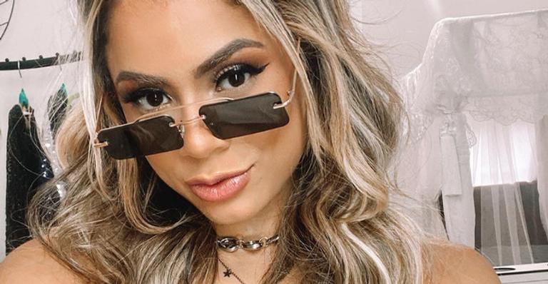 Lexa posa de biquíni rosa e corpaço deixa os fãs de boca aberta