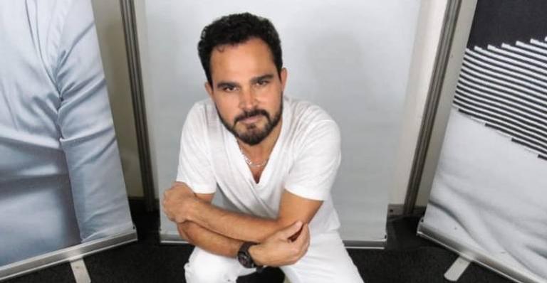 Luciano Camargo relembra foto no camarim e fala sobre interação com os fãs antes dos shows