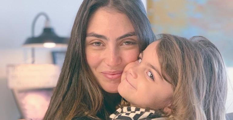 Mariana Uhlmann compartilha lindo clique ao lado da filha, Maria: ”Acordamos a mil”