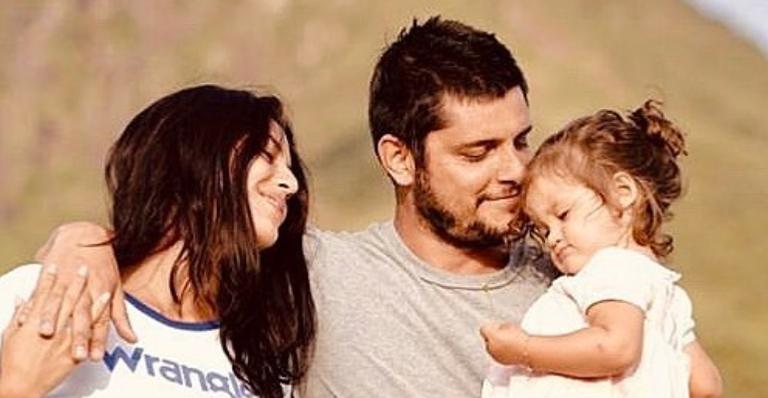 Bruno Gissoni encanta ao posar com a filha em lindo cenário