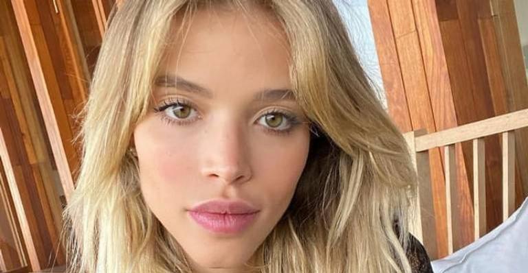 Grávida de sua primeira filha com Kaká, Carol Dias posa de lingerie e exibe o barrigão