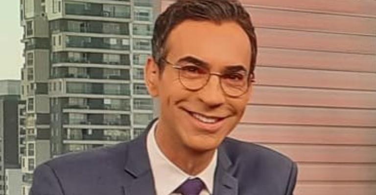 Com foto antiga, Cesar Tralli celebra os 70 anos da TV brasileira: ”Trampo de orgulho”