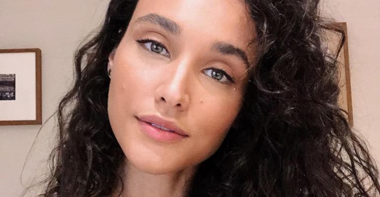 Débora Nascimento tira a roupa e foto provocante arranca suspiros
