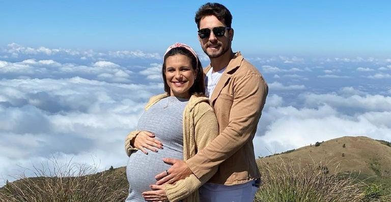 Kamilla Salgado mostra o barrigão em clique com Elieser e dispara: ”Tá chegando a hora”