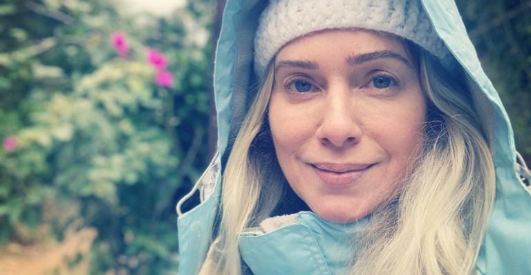 Leticia Spiller esbanja sua beleza natural ao posar diante de linda cachoeira