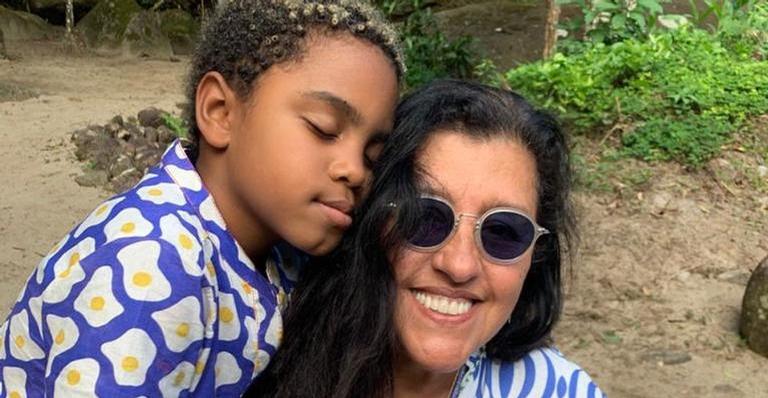 Regina Casé se derrete ao flagrar o filho, Roque, escalando árvore: ”Sextou”