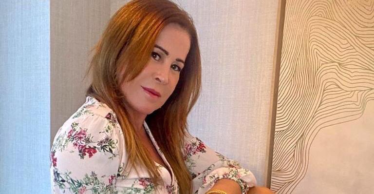 Zilu Godoi mostra seu gingado ao surgir dançando de pijama: ”Alegria e disposição”