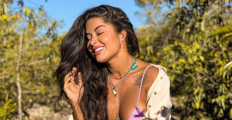 Aline Riscado pula em cachoeira e reflete sobre aflições: ”Medos não nos dominam”