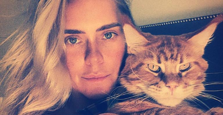 Carolina Dieckmann se derrete ao surgir agarradinha ao gato de estimação