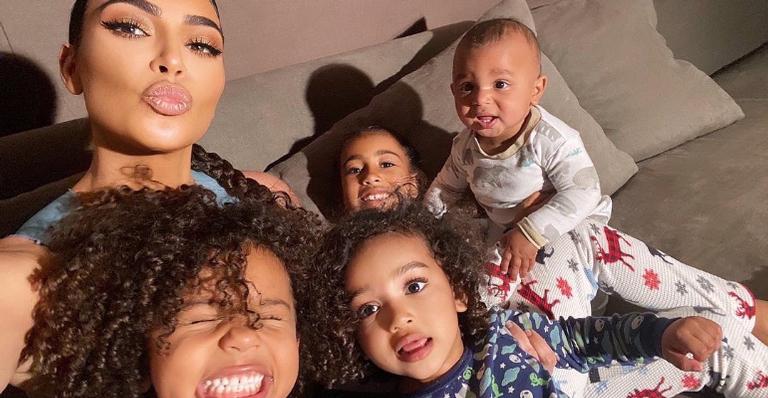 Kim Kardashian compartilha sequência de cliques fofíssimos de suas duas lindas filhas