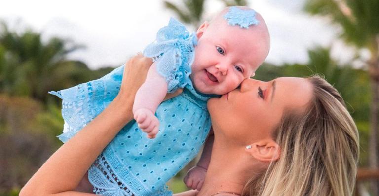 Ana Paula Siebert explode o fofurômetro com lindo clique de sua filha, Vicky: ”Meu mundo todo”