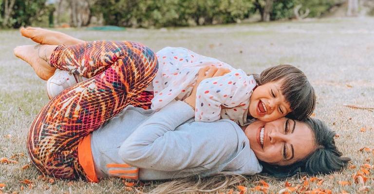 Mayra Cardi reflete sobre os desafios da maternidade ao posar com a filha, Sophia