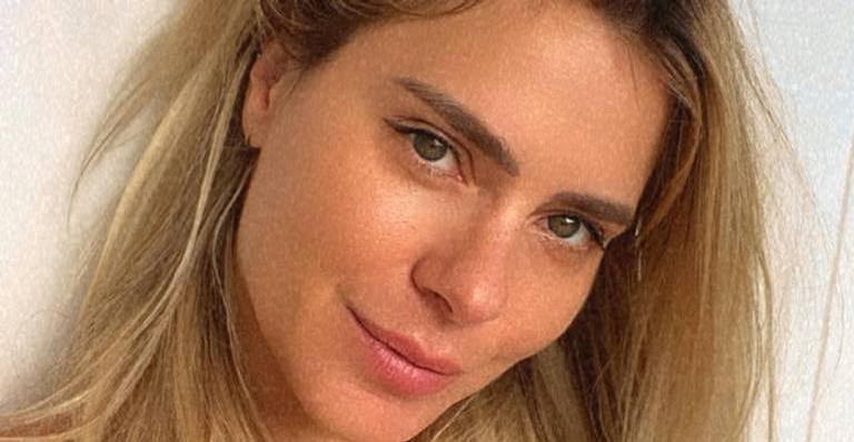 Carolina Dieckmann curte domingão deitada: ”Cara é de domingo, mood parece de segunda”