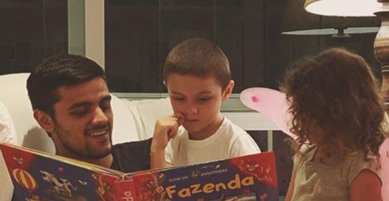 Felipe Simas compartilha bonita reflexão ao abordar aprendizados trazidos pelos filhos