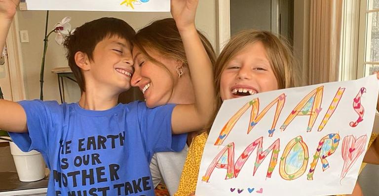 Gisele Bündchen surge ao lado dos filhos torcendo pelo marido, Tom Brady: ”Vai, papai”