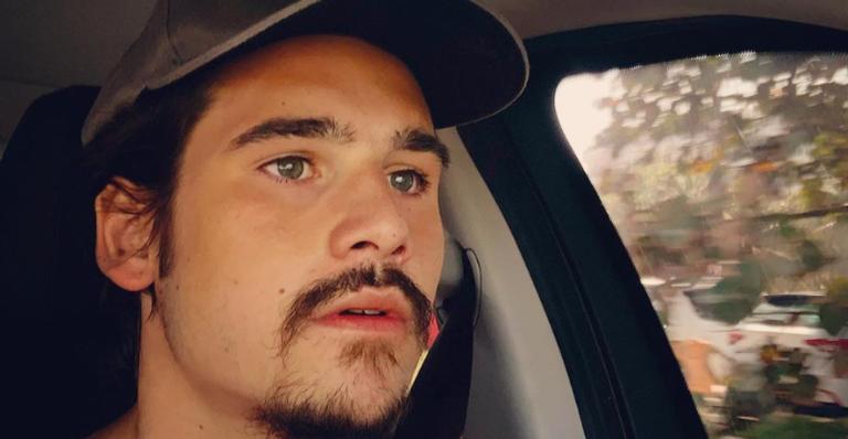 Nicolas Prattes posa ao lado de suas irmãs: ”Sorrisos lindos!”