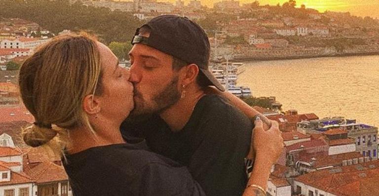 Vinicius Martinz compartilha clique lindíssimo ao lado da esposa, Carol Dantas: ”Vai virar música”