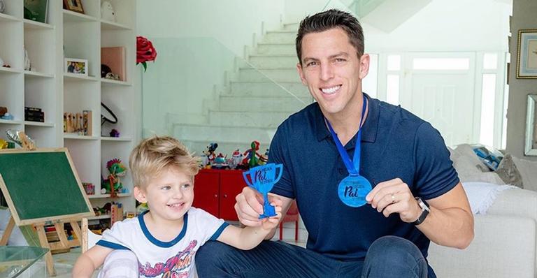 Amaury Nunes ganha medalha e troféu de melhor pai do mundo: ”Valor indescritível”