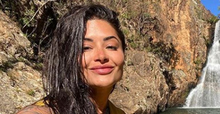 De biquíni, Aline Riscado comemora Dia da Árvore: ”Gratidão”
