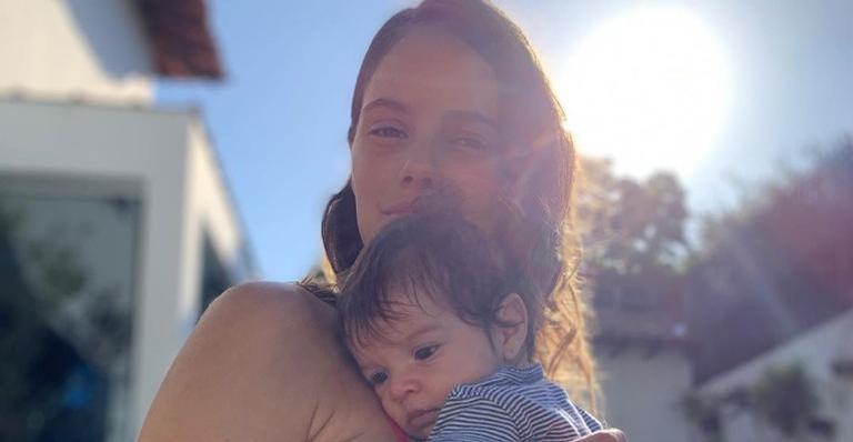 Laura Neiva flagra a filha na babá eletrônica e revela: ”Maria aprendeu hoje a mexer na câmera”