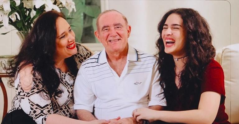 Lívian Aragão mostra café da manhã ao lado dos pais: ”Na melhor companhia”
