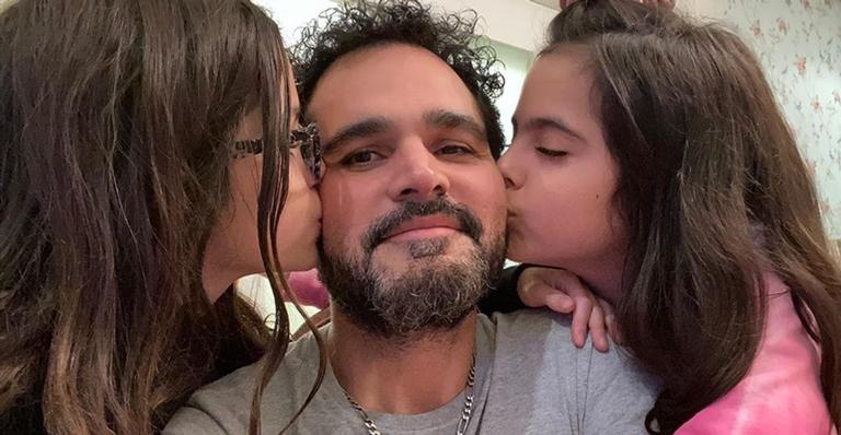 Luciano Camargo se derrete por companheirismo das filhas, Helena e Isabella: ”Me encanta”